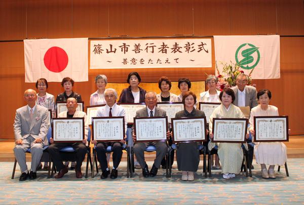篠山市善行者表彰された企業の方の集合写真